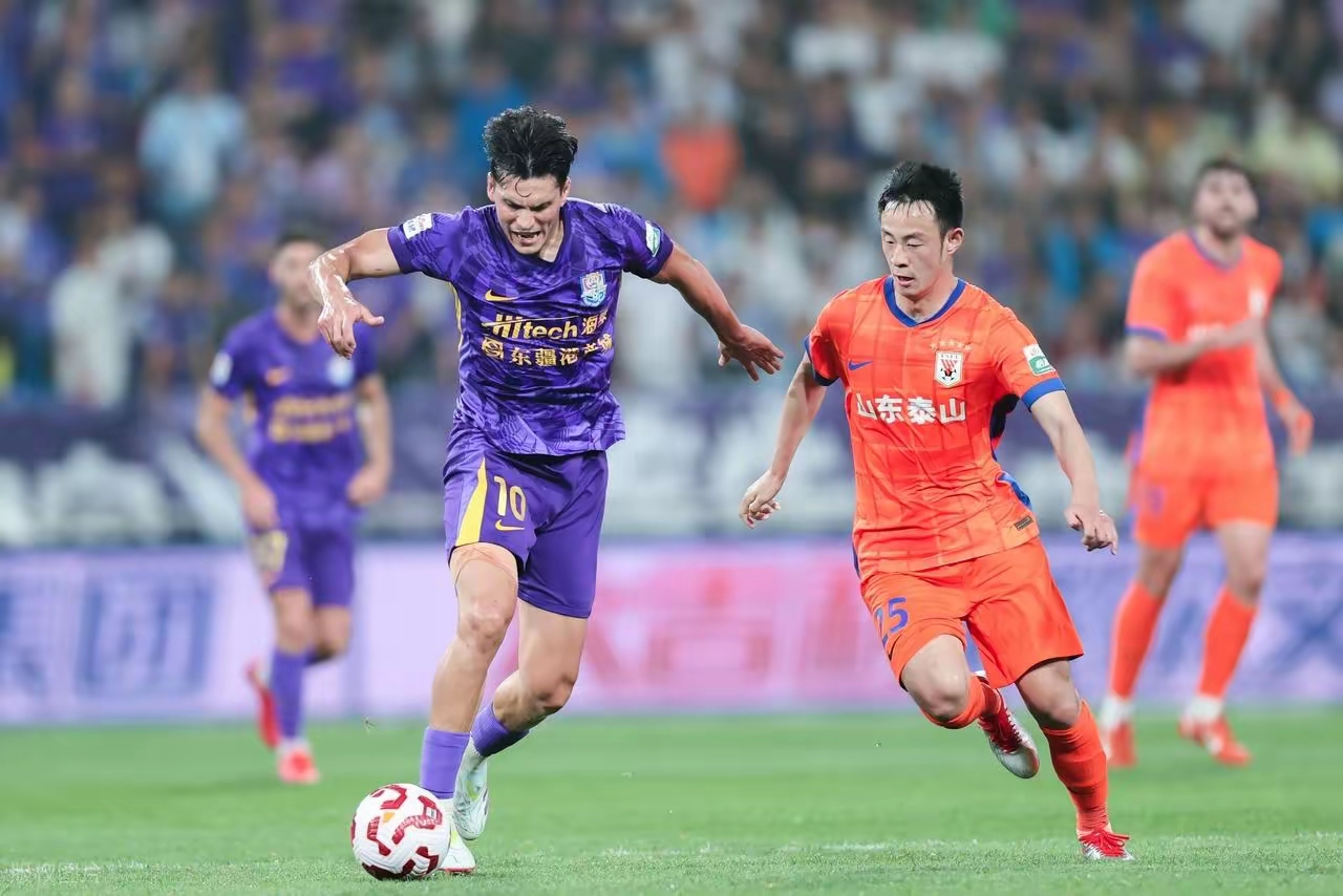 足球赛场再起风云:江汉青龙队险胜东城火狐队,赛场气氛火爆防线高度稳定的简单介绍 足球赛场再起风云:江汉青龙队险胜东城火狐队,赛场气氛火爆防线高度稳定的简单介绍