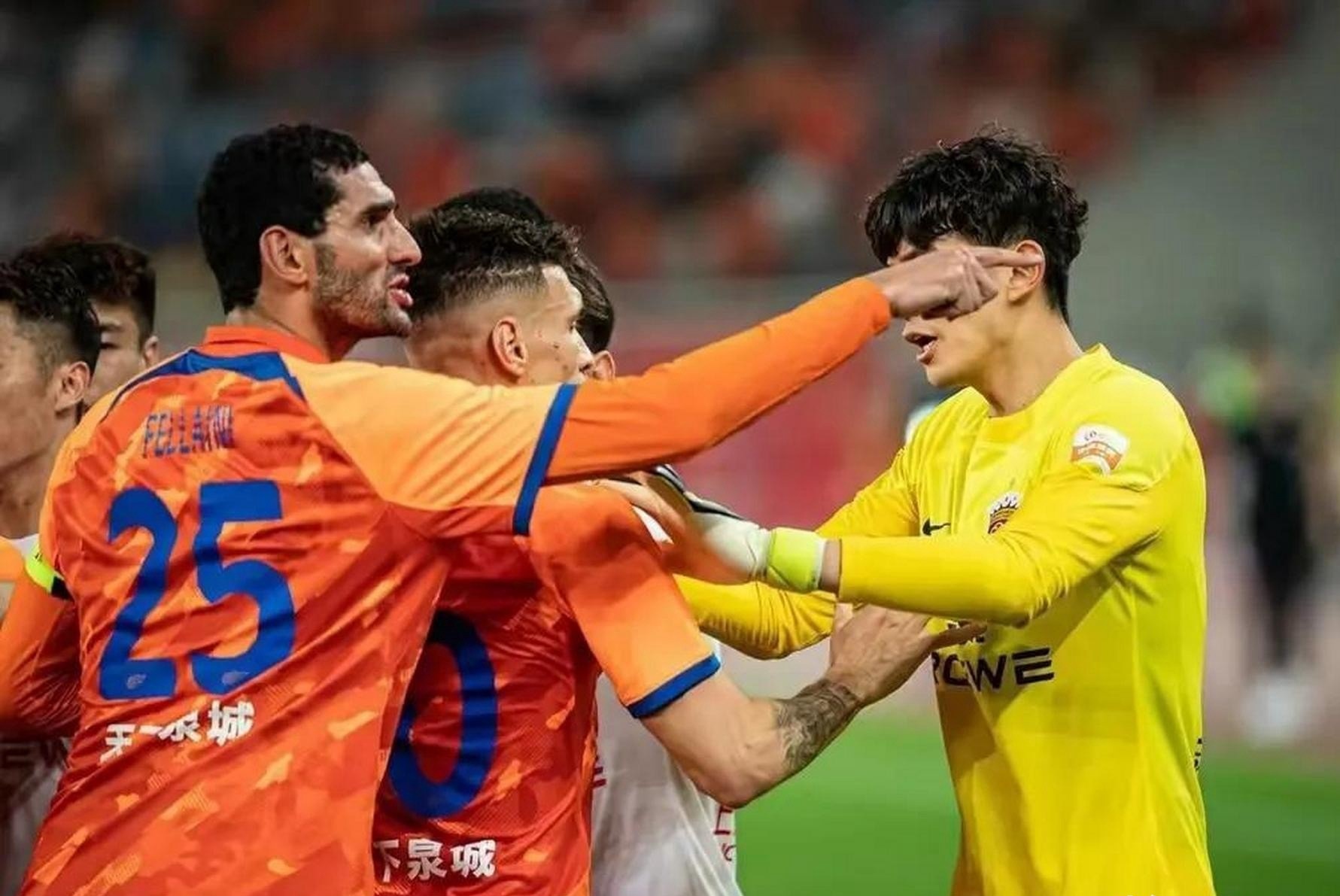 足球赛场再起风云:江汉青龙队险胜东城火狐队,赛场气氛火爆防线高度稳定的简单介绍 足球赛场再起风云:江汉青龙队险胜东城火狐队,赛场气氛火爆防线高度稳定的简单介绍