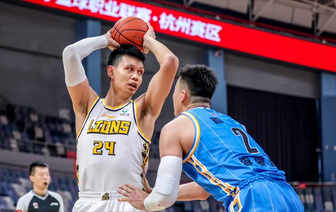 关于NBA常规赛赛程吃紧，广厦男篮今晨伤情更新，质疑声仍在，年轻球员得到机会的信息